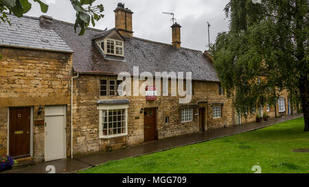 Cotswold Kalkstein ziert die Fassade dieser eleganten Terrassen Cottages in der malerischen Marktstadt, die High Street von Chipping Campden-one ist für Verkauf Stockfoto