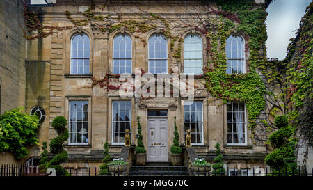 Eine große elegante georgianische Fassade aus Kalkstein Town House schmiegt sich in Unter der eleganten Straße des berühmten Cotswolds Marktstadt Chipping Campden Stockfoto