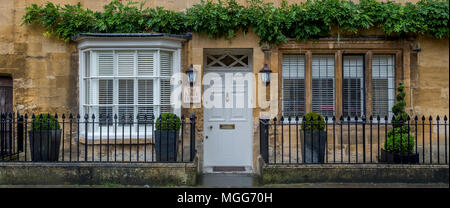 Cotswold Kalkstein schmückt die Fassade dieses elegante Doppelzimmer mit Glasfront, Reihenhaus in der malerischen Marktstadt, die High Street von Chipping Campden Stockfoto