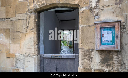 Cotswold Kalkstein umgibt eine halbe doored gewölbten Gasse zwischen Reihenhäusern in der malerischen Marktstadt, die High Street von Chipping Campden Stockfoto