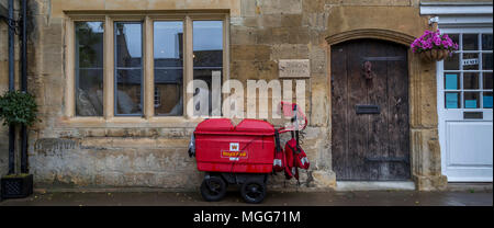 Ein Royal Mail Katze wartet der Cotswold Kalkstein Fassade der terrassierten Dragon House in der eleganten Stadt High Street von Chipping Campden Stockfoto