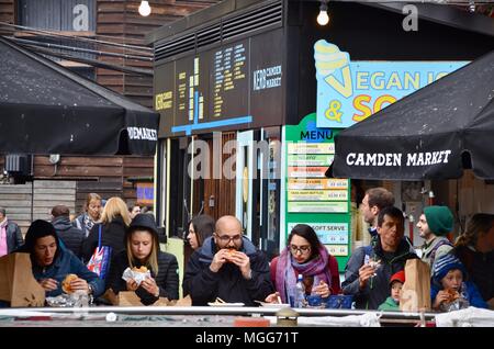 Street Style food Ständen zu bändigen Camden Market die Ställe London UK verkaufen Hotdogs Fish und Chips curries kolumbianischen Indische und mehr mit Touristen Stockfoto