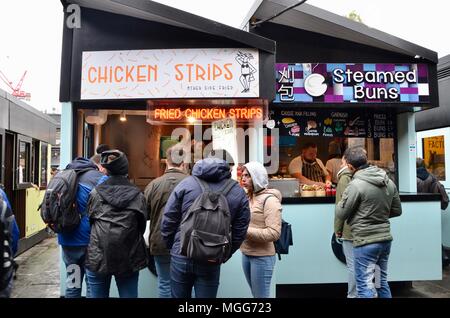 Street Style food Ständen zu bändigen Camden Market die Ställe London UK verkaufen Hotdogs Fish und Chips curries kolumbianischen Indische und mehr mit Touristen Stockfoto