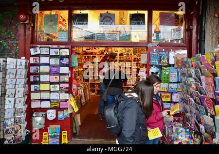 Ein tourist Shop in Camden Market London UK verkaufen Karten und Souvenirs Stockfoto