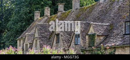 In Bibury Dorf Schiefer überdacht Reihe von Gauben poke aus ihren Jacobean architecture Stockfoto