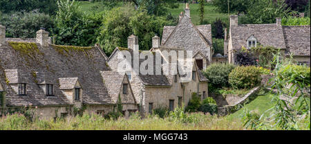 Bibury klassische Jacobean Dorf anzeigen Arlington Row über dem Fluss Coln, die rekordverdächtige Anzahl von japanischen Touristen gestapelt Stockfoto