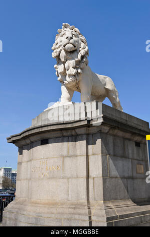 Ein Löwe Statue über die Westminster Bridge, London, England, Vereinigtes Königreich Stockfoto