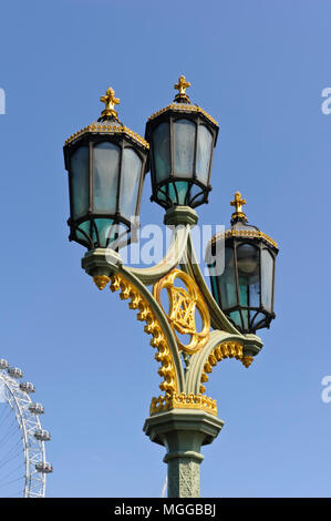 Ein vintage Lamp Post auf die Westminster Bridge, London, England, Vereinigtes Königreich Stockfoto