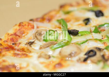 Makro Textur von Gemüse Pizza in der horizontalen Rahmen Stockfoto