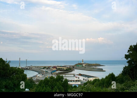 Bolschoj Utrish, die Region Krasnodar, Russland - August 18,2017: Anzeigen Halbinsel mit dem Leuchtturm. Stockfoto