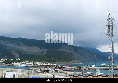 Bolschoj Utrish, die Region Krasnodar, Russland - August 15,2017: Blick vom Leuchtturm auf das Delphinarium, Bucht, Dorf und Kaukasus in den rauhen Sommertag. Stockfoto