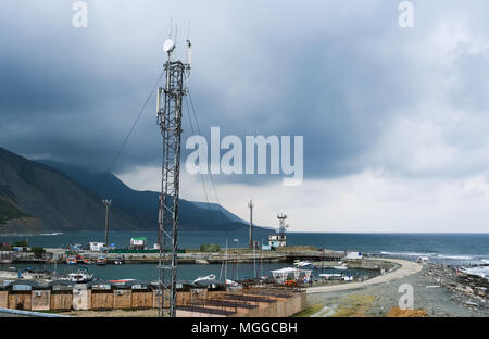 Bolschoj Utrish, die Region Krasnodar, Russland - August 15,2017: Blick auf die Halbinsel mit Bay, Sendetürme, Kaukasus und das Schwarze Meer in den rauhen Sommertag. Stockfoto