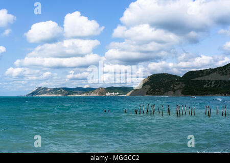 Das Schwarze Meer und den Kaukasus Berge in der Nähe des Dorfes Bolshoy Utrish, die Region Krasnodar, Russland im Sommer. Stockfoto