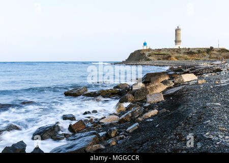 Blick auf den Leuchtturm und die Kapelle auf der Halbinsel Bolschoj Utrish, Russland über das Schwarze Meer im Sommer. Stockfoto
