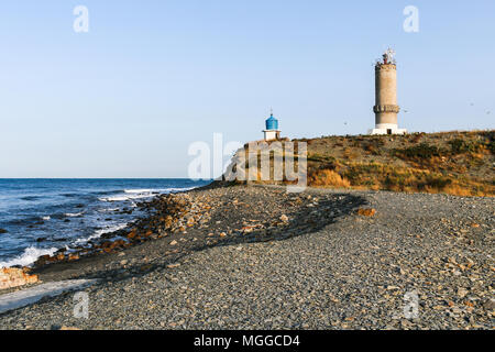 Leuchtturm, die Kapelle und die felsige Küste des Schwarzen Meeres auf der Halbinsel Bolschoj Utrish, Russland im Sommer morgen. Stockfoto