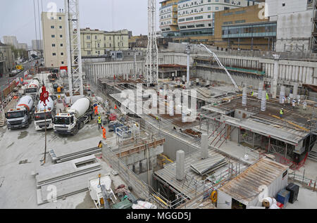 Bau der neuen Erweiterung der Brighton Royal Sussex Krankenhaus. Zeigt die Ausgrabung und konkrete Fortschritte in Gießen. Stockfoto