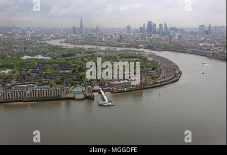 Hohe Aussicht auf die Themse von Canary Wharf entfernt in Richtung der Stadt London. Aufstellungsort des vorgeschlagenen neuen Zyklus/Fußgänger-Brücke über den Fluss. Stockfoto