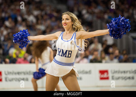 Madrid, Spanien. 27 Apr, 2018. Cheerleader während Real Madrid Sieg über Panathinaikos Athen (89 - 82) Turkish Airlines Euroleague Endspiel Serie (Spiel 4) feierte am Wizink Zentrum in Madrid (Spanien). 27. April 2018. Credit: Juan Carlos García Mate/Pacific Press/Alamy leben Nachrichten Stockfoto