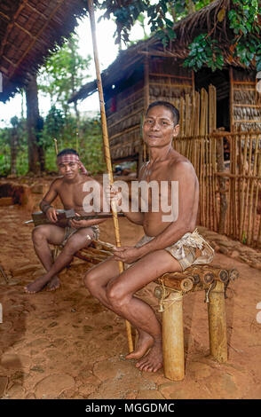 Porträt von zwei Indigineous Filipino Palawano Stammesangehörigen auf Palawan Eco Garten und Tribal Dorf in Puerto Princesa, Palawan, Philippinen. Stockfoto