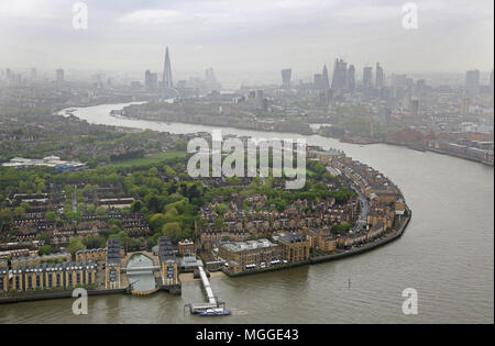 Hohe Aussicht auf die Themse von Canary Wharf entfernt in Richtung der Stadt London. April Morgen bedeckt. Zeigt Rotherhithe im Vordergrund. Stockfoto