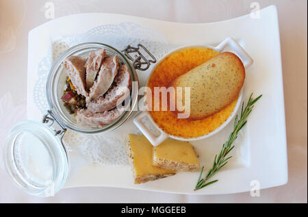 Die "assiette route de la lentille", die im Chalet Lac du Bouchet serviert wird, in der französischen Region von Le Puy Stockfoto