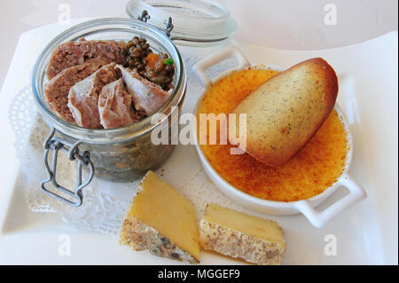 Die "assiette route de la lentille", die im Chalet Lac du Bouchet serviert wird, in der französischen Region von Le Puy Stockfoto