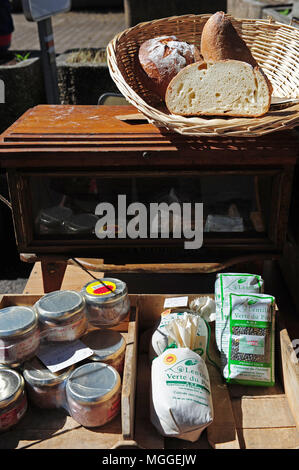 Grüne Puy-linsen und andere typische Produkte für den Verkauf auf dem Wochenmarkt im Dorf Costaros, in der französischen Region von Le Puy Stockfoto