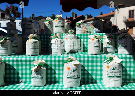 Grüne Puy-linsen zum Verkauf auf dem Wochenmarkt im Dorf Costaros, in der französischen Region von Le Puy Stockfoto