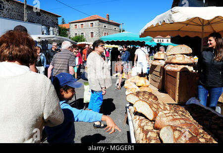 Haute-Loire, Frankreich - Der wöchentliche Markt der costaros - eine der größten in der Region Le Puy - Bietet lokalen und biologischen Produkten. Stockfoto