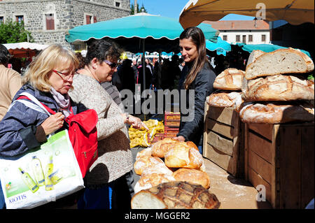 Haute-Loire, Frankreich - Der wöchentliche Markt der costaros - eine der größten in der Region Le Puy - Bietet lokalen und biologischen Produkten. Stockfoto