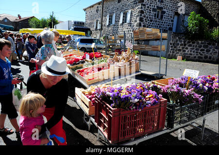 Haute-Loire, Frankreich - Der wöchentliche Markt der costaros - eine der größten in der Region Le Puy - Bietet lokalen und biologischen Produkten. Stockfoto