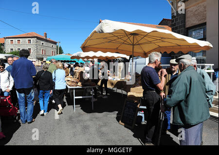 Haute-Loire, Frankreich - Der wöchentliche Markt der costaros - eine der größten in der Region Le Puy - Bietet lokalen und biologischen Produkten. Stockfoto