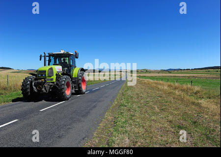Die Felder in der Nähe des Dorfes Saint-Paul-de-Tartas in der französischen Region von Le Puy wird mit Hilfe einer Erntemaschine geerntet. Stockfoto