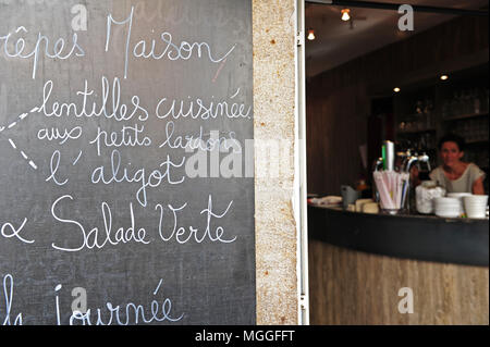 Menüs mit den lokalen grünen Linsen sind in fast jedem Restaurant in der Stadt Le-Puy-en-Velay beworben, Auvergne, Frankreich Stockfoto