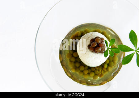 Ein Puy Linsen- basierte Dessert von Michelin-starred Küchenchef Régis Marcon (lentilles Vertes du Puy confites à la Vanille et Gelée d'asperule odorante) Stockfoto