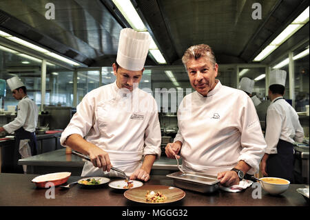 3-Sternekoch Régis Marcon (rechts) bei der Arbeit mit seinem Sohn Jacques (links) in der Küche seines Restaurants in Saint-Bonnet-le-Froid, Frankreich Stockfoto