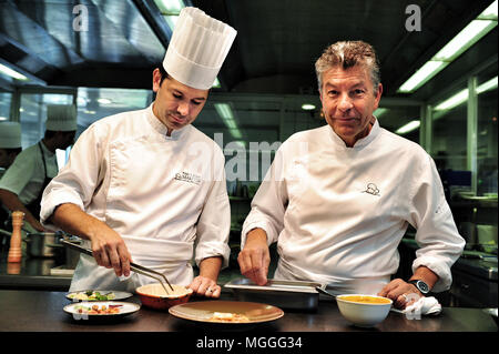 3-Sternekoch Régis Marcon (rechts) bei der Arbeit mit seinem Sohn Jacques (links) in der Küche seines Restaurants in Saint-Bonnet-le-Froid, Frankreich Stockfoto