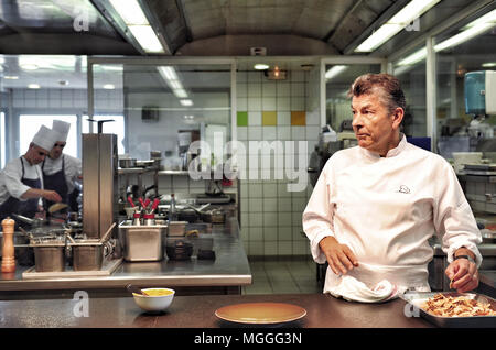 3-Sternekoch Régis Marcon bei der Arbeit in der Küche seines Restaurants in Saint-Bonnet-le-Froid, Frankreich Stockfoto