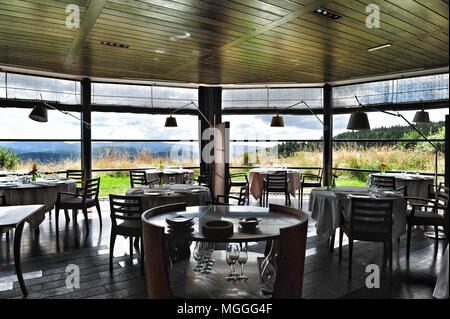 Fine Dining mit Blick in die Auvergne bei Michelin-starred Régis et Jacques Marcon Restaurant in Saint-Bonnet-le-Froid, Frankreich Stockfoto