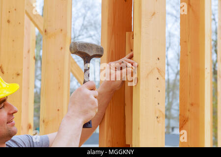 Eine Konstruktion Tagelöhner mit Holzbalken. Authentische Bauarbeiter auf einer aktuellen Baustelle. Stockfoto