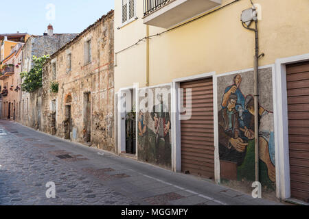 Murales in Orgosolo Italien seit etwa 1969 die Wandmalereien spiegeln unterschiedliche Aspekte des Politischen in Sardinien Kämpfe und internationale Fragen Stockfoto