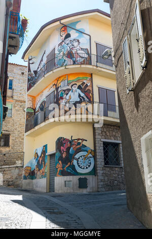 Murales in Orgosolo Italien seit etwa 1969 die Wandmalereien spiegeln unterschiedliche Aspekte des Politischen in Sardinien Kämpfe und internationale Fragen Stockfoto