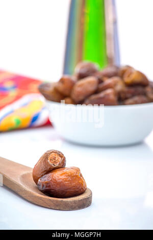 Ramadan getrocknete Datteln Schüssel und Laterne auf Weiß Stockfoto