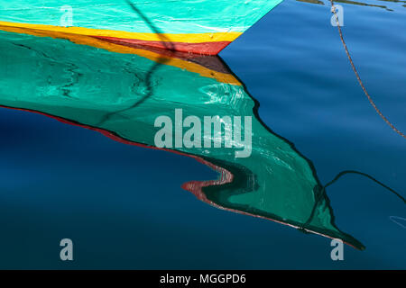 Reflexion der Boot am Pier, Insel Komodo, Komodo National Park Indonesien Stockfoto