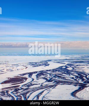 Fluss im Winter Tundra von oben Stockfoto