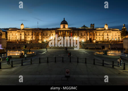 Trafalgar Square mit Blick auf die National Portrait Gallery in London. Stockfoto