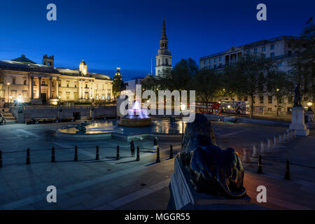 Trafalgar Square bei Nacht in Richtung der National Gallery und St Martin-in-the-Fields, London, England. Stockfoto