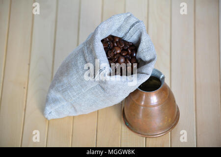 Tasche von Kaffeebohnen und einem einfachen türkischen Brauen pot Stockfoto