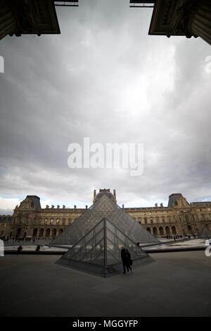 Das Louvre Museum parallel mit der Glaspyramide außerhalb (Glaspyramide ausserhalb La Louvre, Paris) Stockfoto