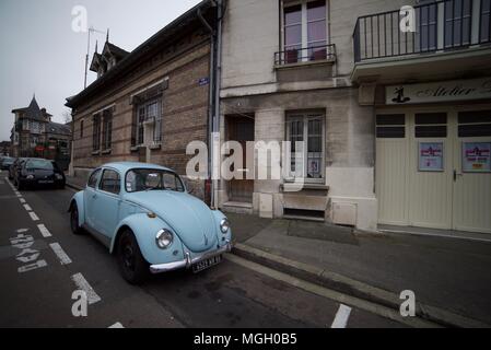 1960 Hellblau Volkswagen Käfer bis geparkt auf einem alten Straße in Paris (Käfer auf der Straße geparkt) Stockfoto